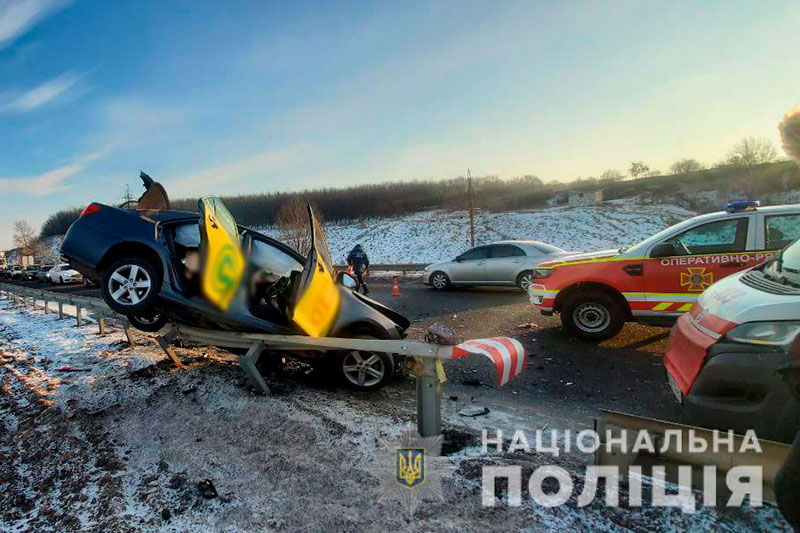 Авто разорвало на две части: в Харькове такси попало в жуткое ДТП (фото)