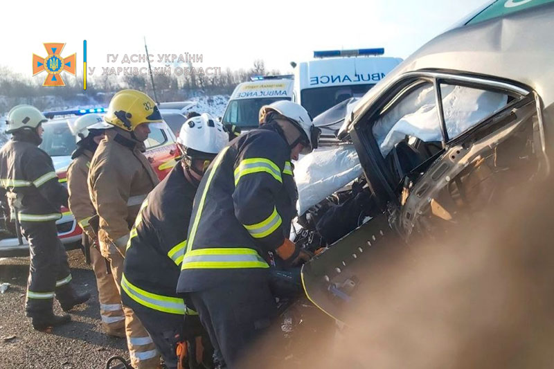 Авто разорвало на две части: в Харькове такси попало в жуткое ДТП (фото)
