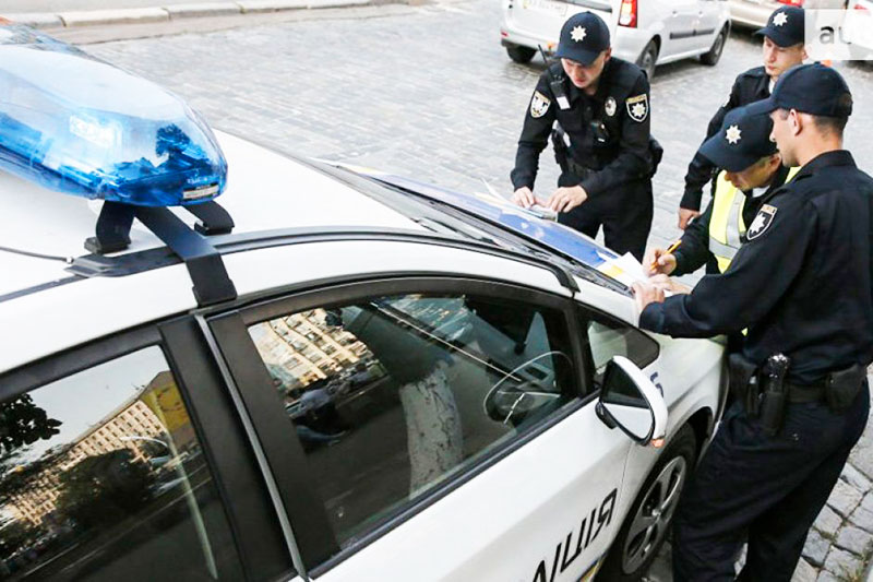 В Киеве таксист сдал полиции волонтера, приняв его за 