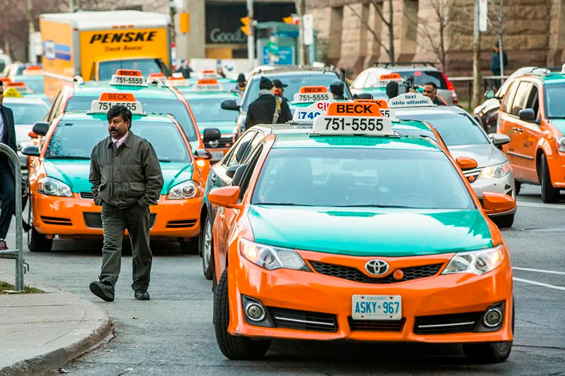 Такси в Канаде: владельцы бизнеса просят поднять цены на услуги такси