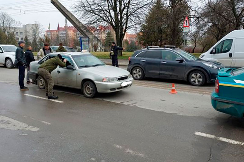 В Тернополе неизвестные обстреляли автомобиль такси (фото) - происшествия Такси Сервис