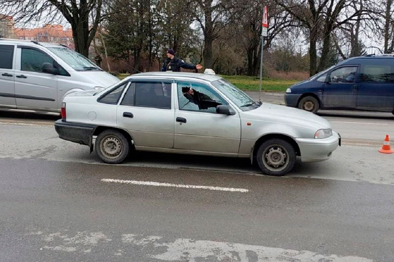 В Тернополе неизвестные обстреляли автомобиль такси (фото)