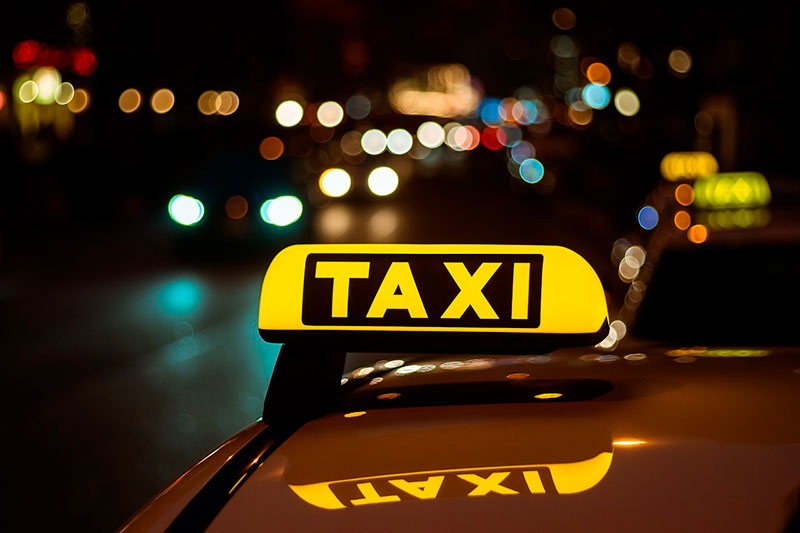 Во Львове можно вызвать такси в комендантский час