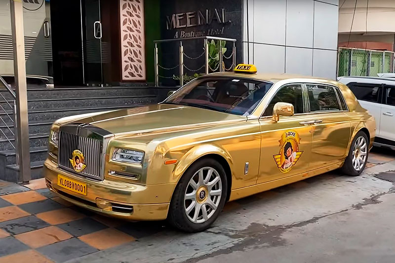 Миллионер превратил золотой Rolls-Royce Phantom в такси (видео)