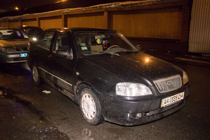 В Киеве возле рынка «Юность» таксист умер за рулем автомобиля