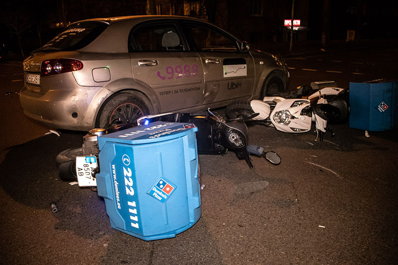 В Киеве водитель Uber сбил двоих скутеристов Domino’s Pizza