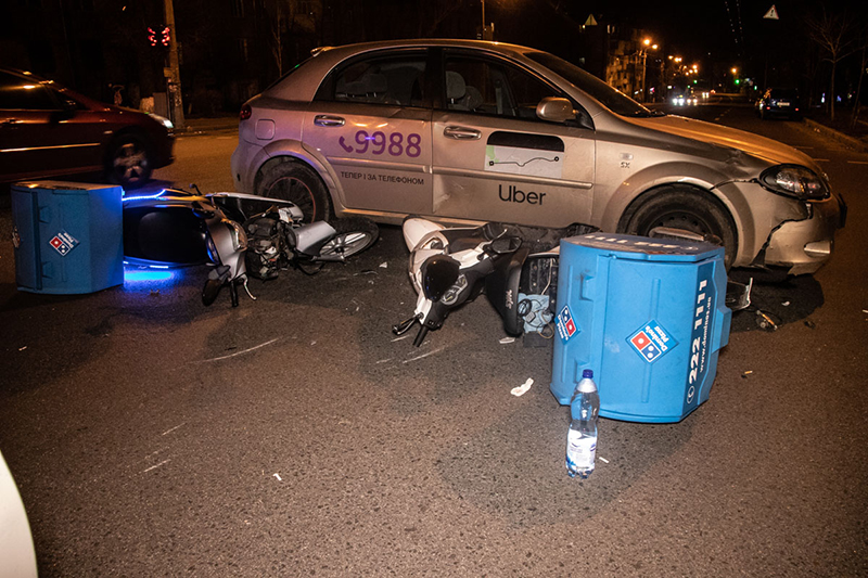 В Киеве водитель Uber сбил двоих скутеристов Dominos Pizza