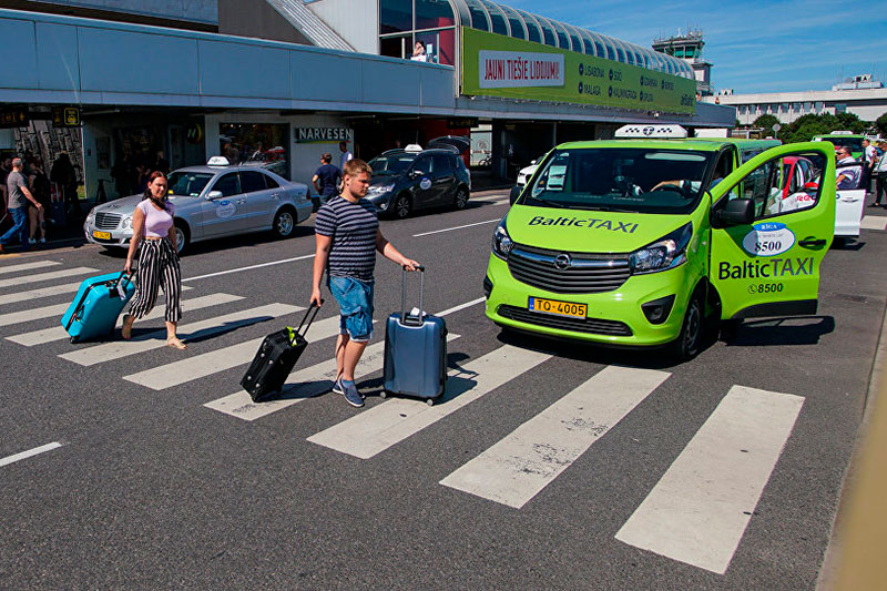 Придется подождать: новые правила сильно сократят число такси в аэропорту Рига