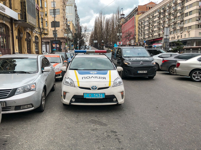 В центре Киева таксист пытался задушить пассажира ремнем безопасности (видео)