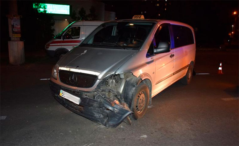 В вечерней аварии в Николаеве пострадал пассажир такси