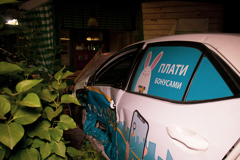 В Киеве Chevrolet влетел в автомобиль такси и отправил его в летнюю террасу ресторана