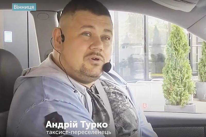 В Виннице таксист-переселенец Андрей Турко устроил в машине караоке