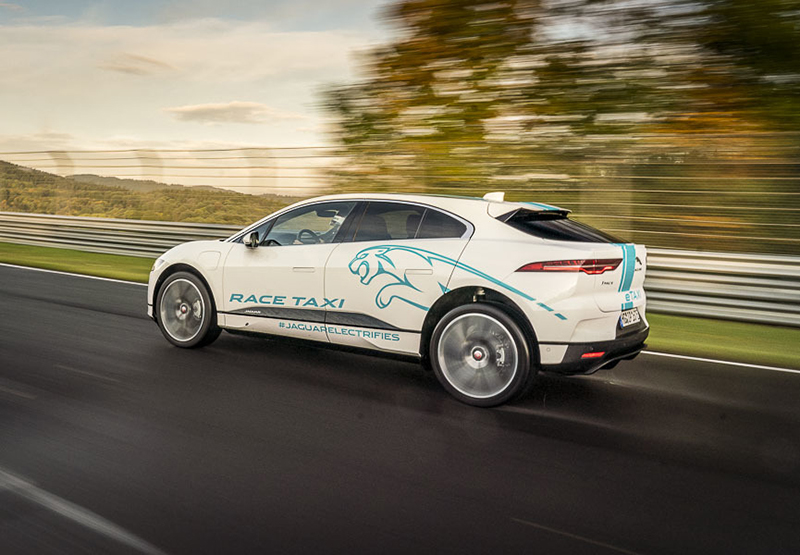 Jaguar I-Pace превратили в первое в мире гоночное такси на батарейках