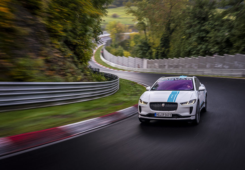Jaguar I-Pace превратили в первое в мире гоночное такси на батарейках