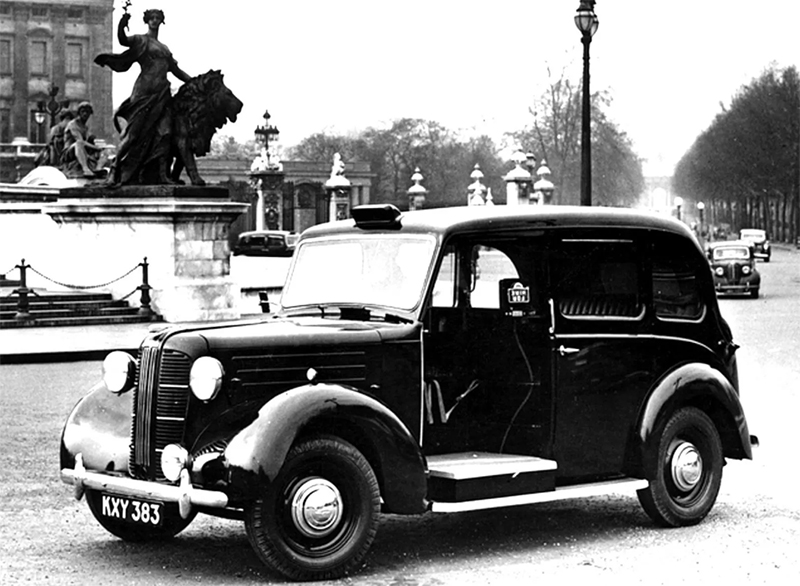 Послевоенное чёрное лондонское такси Austin FX3 с традиционным открытым багажником