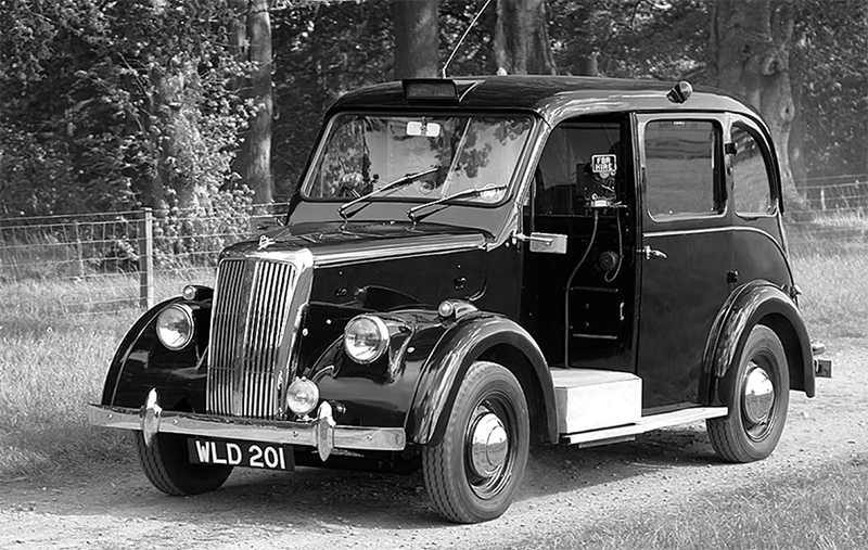 Первый послевоенный автомобиль-такси Wolseley Oxford с ограждённой со всех сторон кабиной водителя
