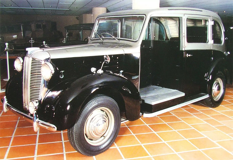 Люксовый вариант такси Austin FX3 1952 года из автомобильной коллекции принца Монако Рэнье III
