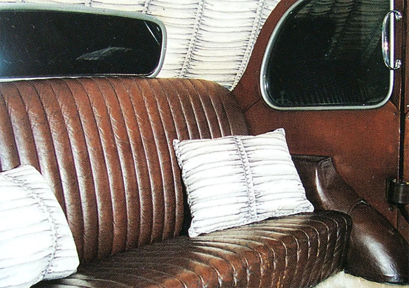 Салон «королевского» такси FX3 с кожаным сиденьем и подушечками не отличался особым богатством.