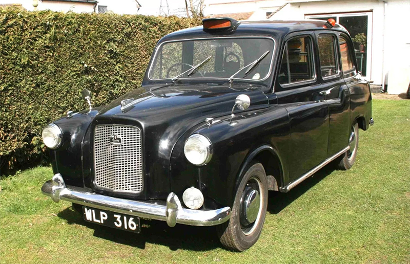 Оригинальный такси-кэб Austin FX4 развивал скорость 125 км/ч и расходовал до 10 литров топлива, 1962 год.