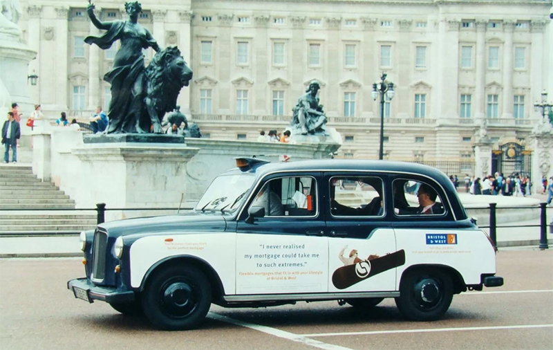 Пятиметровый автомобиль-такси Austin FX4 у Букингемского дворца в Лондоне.