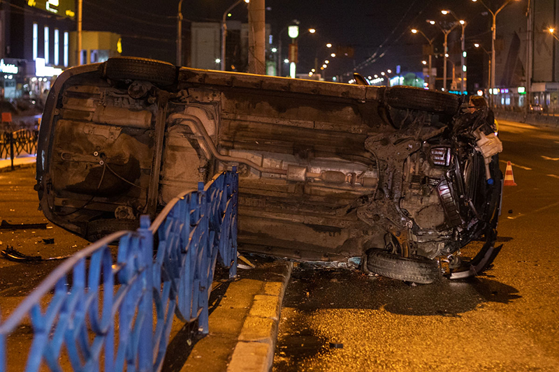 В Киеве на Петровке Hyundai Accent службы такси Bolt снес почти 15 метров забора и перевернулся