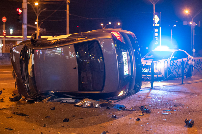 В Киеве на Петровке Hyundai Accent службы такси Bolt снес почти 15 метров забора и перевернулся