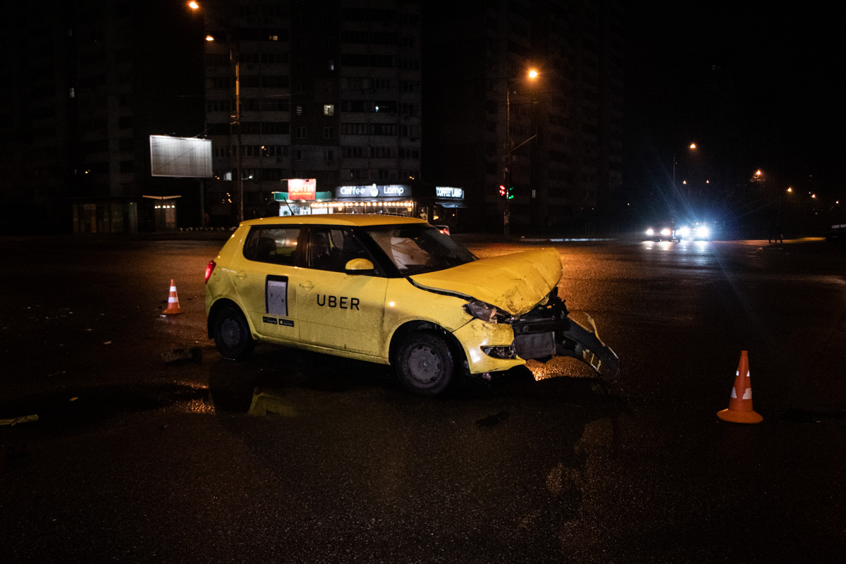В Киеве на Троещине такси Uber отправил Volkswagen в бетонное ограждение