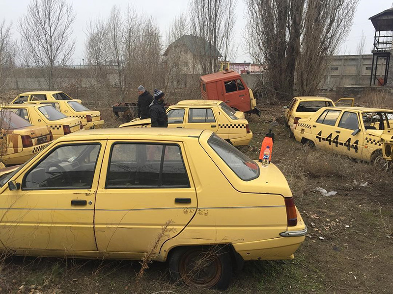 В Запорожской области обнаружили "кладбище" желтых такси ЗАЗ (фото)