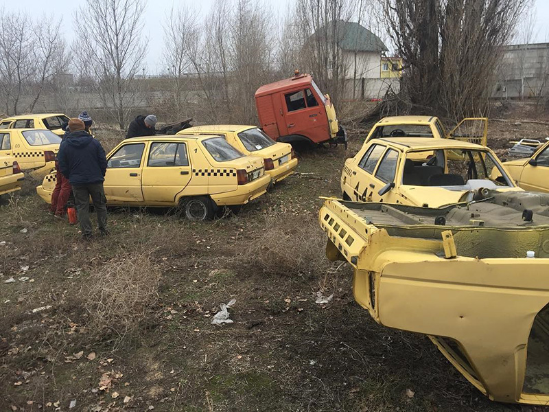 В Запорожской области обнаружили "кладбище" желтых такси ЗАЗ (фото)