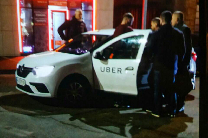 В центре Днепра напали на водителя Uber и разбили чайник об авто (фото)