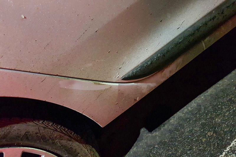 В центре Днепра напали на водителя Uber и разбили чайник об авто (фото)