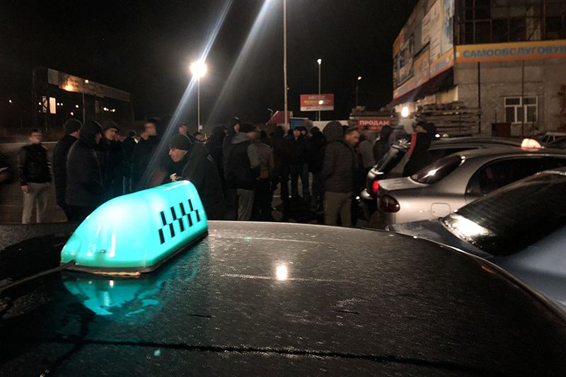 В Бердянске таксисты объявили бессрочную забастовку (видео)