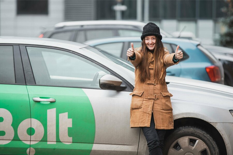 Глухая женщина работает таксистом в агрегаторе такси Bolt. Законно ли это?