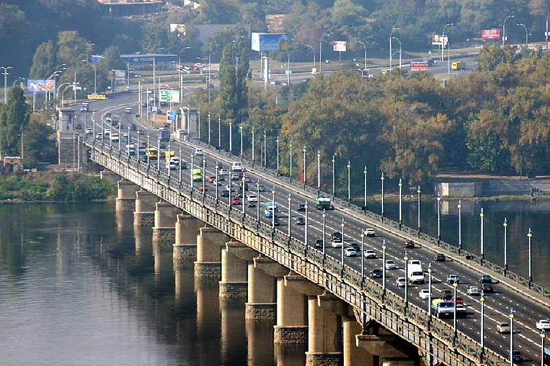 В Киеве на мосту Патона ограничат движение транспорта из-за аварийного состояния
