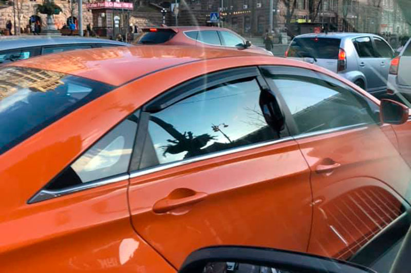 Такси по-корейски: в Киеве заметили Hyundai Sonata с зеркалами для пассажира