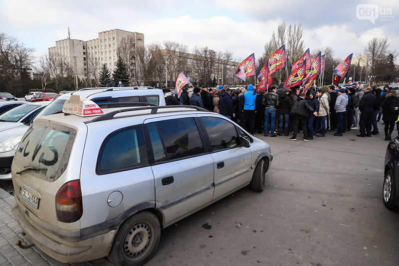 В Запорожье таксисты митинговали против низких тарифов. Фото