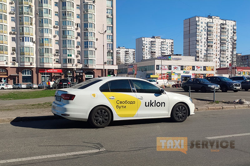 Uklon планирует бесплатно возить медиков, а водителей такси обеспечат масками и дезинфекторами