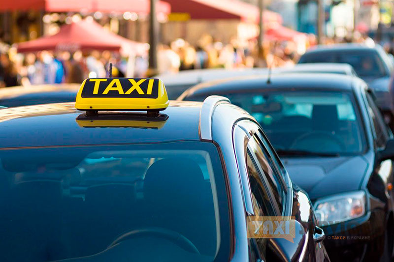 Водитель такси в Одессе отвез клиента за положительным результатом на коронавирус