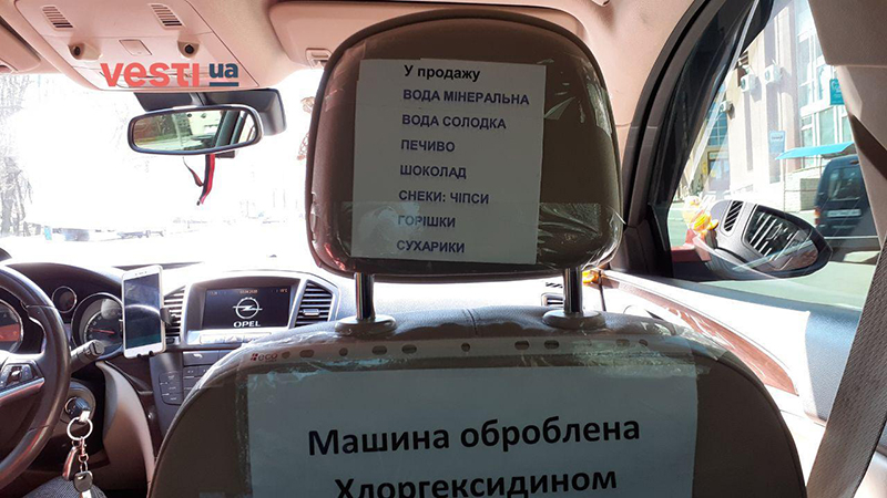 Таксисты в Украине начали продавать продукты прямо в салонах автомобилей