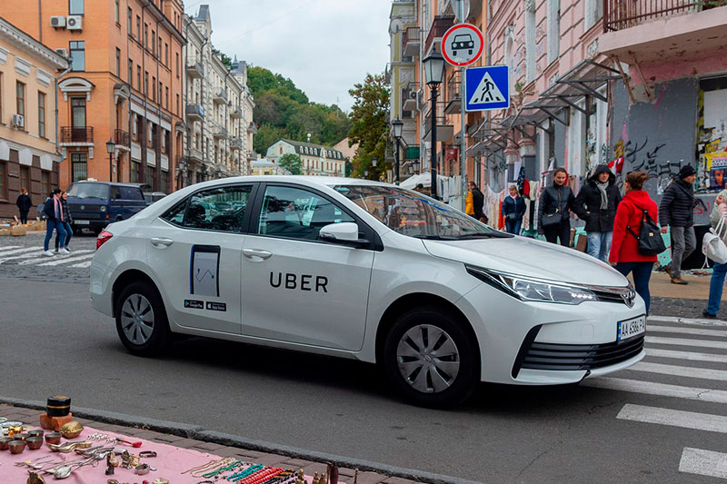 Власти взялись за теневых автоперевозчиков. Как может измениться рынок такси в Украине?