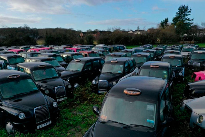 Такси в Лондоне: сотни кэбов такси стоят без работы на полях из-за пандемии - Такси Сервис