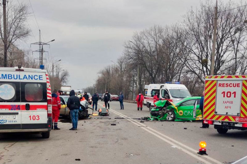 Авария такси в Харькове: оба водителя госпитализированы (фото)