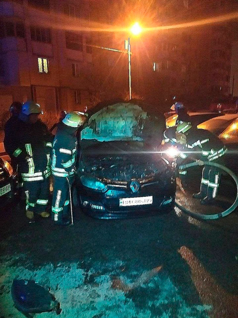 В Киеве на Позняках полностью сгорел автомобиль такси Bolt (фото) - Происшествие - Такси Сервис Украина
