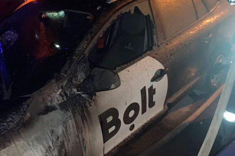 В Киеве на Позняках полностью сгорел автомобиль такси Bolt (фото)