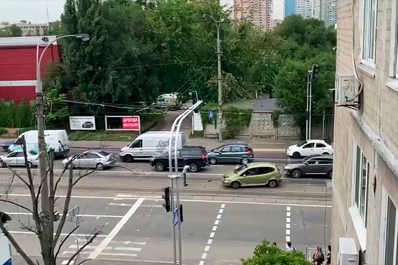 Символично: таксист в Киеве 1 сентября сбил школьника на переходе (видео)