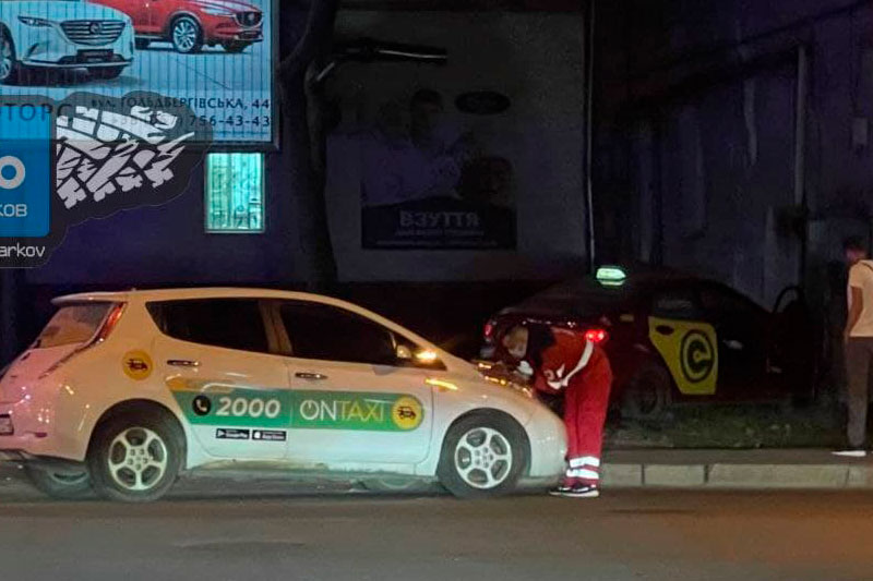 В Харькове столкнулись два такси: одна из машин от удара влетела в стену (фото)
