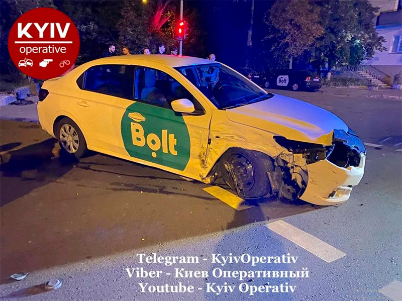 В Киеве такси попало в ДТП, пассажирку госпитализировали в больницу (фото)