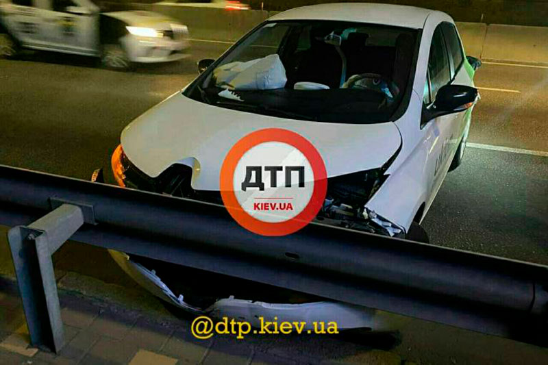 В Киеве 18-летний лихач за рулем Toyota влетел в электрокар службы такси (фото)