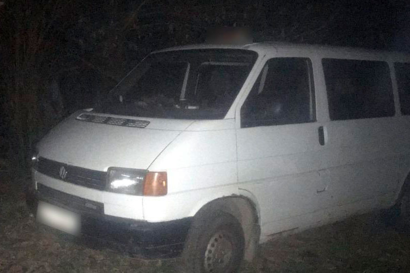 В Черновцах таксист воткнул отвертку в пассажира и скрылся