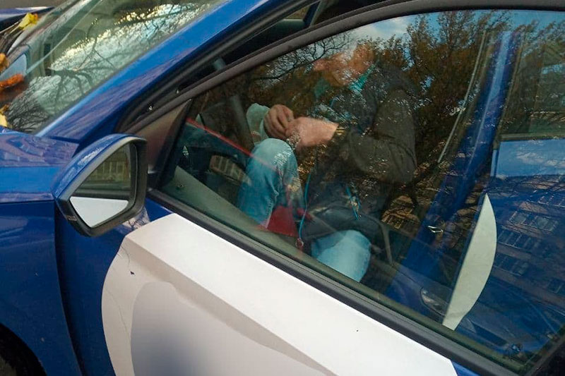 Бутылки по всему салону: в Киеве пьяный водитель Bolt влетел в припаркованный автомобиль - Происшествия "Такси Сервис", Украина